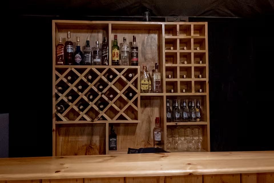 Cocktails and mocktails on the bar